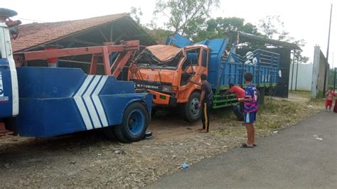 Diduga Hilang Kendali Truk Fuso Tabrak Empat Kendaraan Dua Tewas