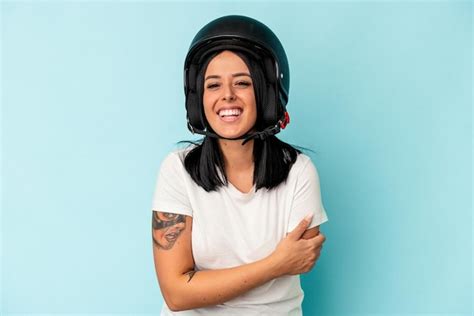 Joven mujer caucásica con un brazo que llevaba un casco de moto aislado