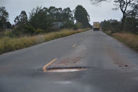 Motoristas reclamam dos constantes buracos na estrada que liga Vitória