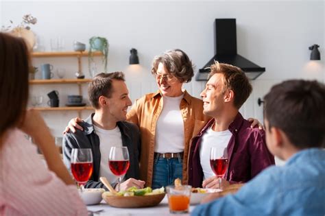 Jantar Em Fam Lia Um Casal Gay Foto Gr Tis