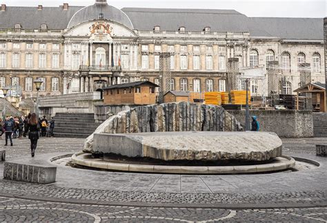 La Fontaine De La Place Saint Lambert Va Atterrir Sur Le Campus Du