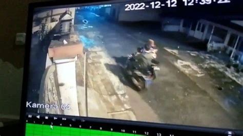 Aksi Pencuri Motor Di Jambi Terekam Cctv Pelaku Diduga Suami Istri