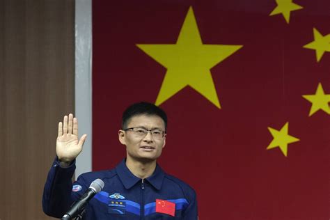 Chine Pékin va envoyer mardi son premier civil dans l espace