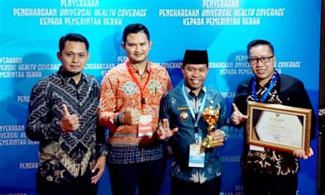 Bupati Lebong Kopli Ansori Terima Penghargaan Uhc Award