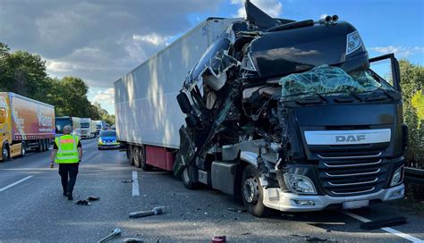 Lkw Unfall Auf Der Autobahn A Bei Lehrte Bg Press