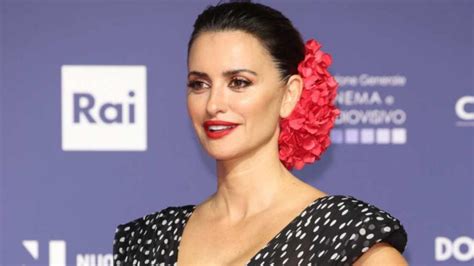 Penélope Cruz Enamora A Italia Con Su Look Flamenco