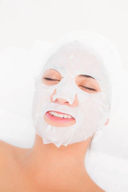 Premium Photo Beautiful Brunette Getting A Facial Treatment