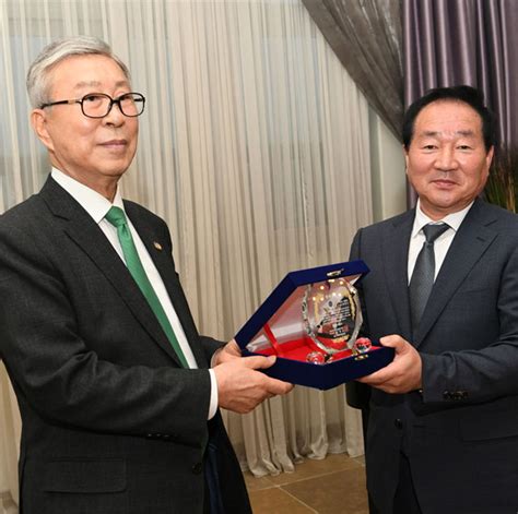 한왕기 평창군수 평화공로상 수상