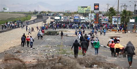 Perú Declara El Estado De Emergencia Y El Toque De Queda En Lima Y