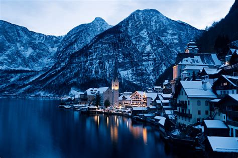 Pemandangan Kota Hallstatt Pada Malam Musim Dingin Yang Diselimuti