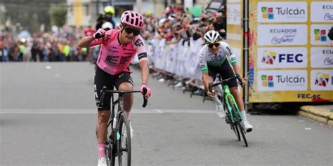 Richard Carapaz sufre un enganchón en la recta final de la etapa 3 y