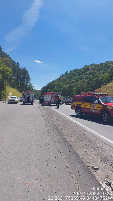 Duas Pessoas Ficam Feridas Ap S Acidente Envolvendo Quatro Carros