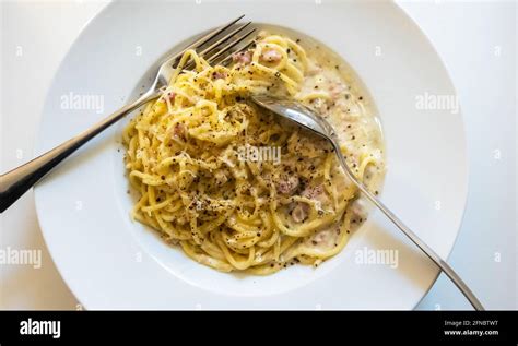 Spaghetti carbonara made with cream Stock Photo - Alamy