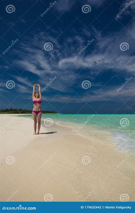 Jeune Femme Magnifique En Bikini Sur Une île Tropicale Photo stock Image du beauté adulte