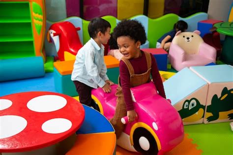 Salle de jeux Maternelle petit enfant afro américain et divers amis