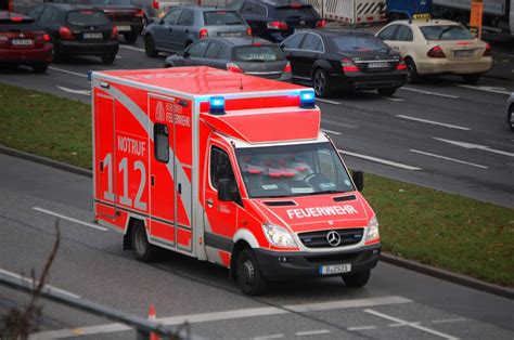 MB Sprinter RTW 5300 1 Der Berliner Feuerwehr Auf Einsatzfahrt 21 11