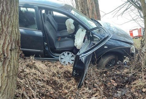 Wypadek Na Dk W Kierunku Jeleniej G Ry Samoch D Uderzy W Drzewo