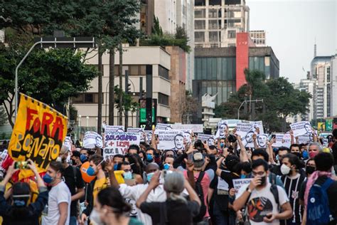 Manifestantes Fazem Ato Contra Bolsonaro Na Avenida Paulista Em São