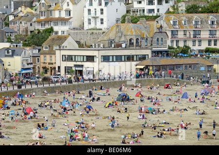 Looe beach, Cornwall, UK. Tourists enjoy the weather at Looe beach in Cornwall, Britain Stock ...