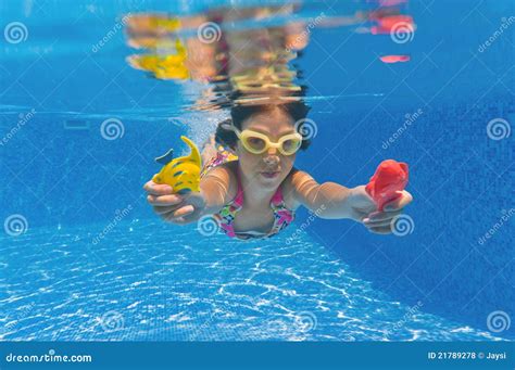 Gosse Sous Marin Heureux De Sourire Dans La Piscine Photo Stock Image