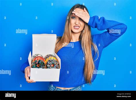 Jeune Fille Blonde Tenant Une Bo Te De Beignets Color S Savoureux Stress S Et Frustr S Avec La