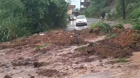 V Deo Deslizamento De Terra Bloqueia Passagem De Ve Culos Na Estrada