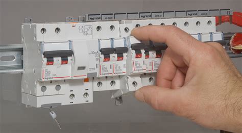 Disjoncteur différentiel monobloc DX³6000 10kA arrivée haute et départ