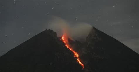 Merapi Luncurkan Lava Pijar 3 Kali Di Selasa Malam Hujan Abu Tipis