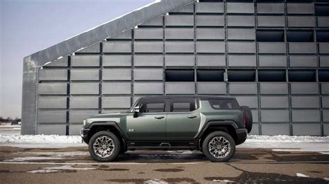 2024 GMC Hummer EV SUV Debuts Its Broad Bod For March Madness