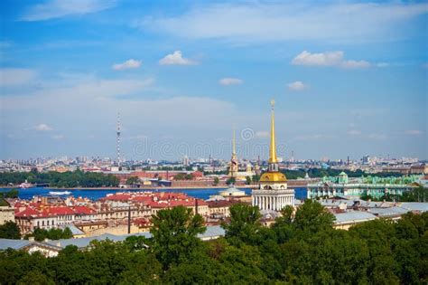 Den Historiska Mitten Av Den Medeltida Staden Lucca Med Gamla Byggnader