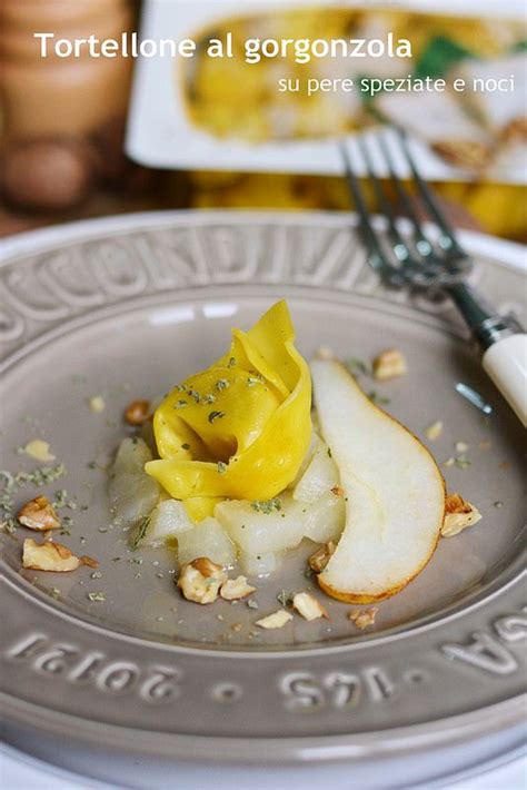 Tortellone Al Gorgonzola Su Pere Speziate E Noci Farina Lievito E