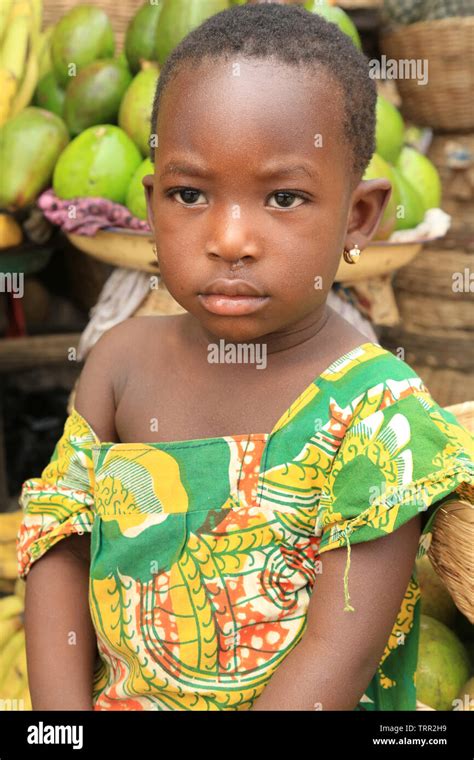 Portrait De Jeune Fille Africaine Fotos Und Bildmaterial In Hoher Auflösung Alamy