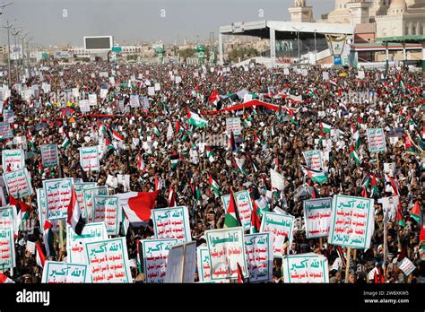 Sanaa Sanaa Yémen 12 janvier 2024 Un peuple brandit des armes