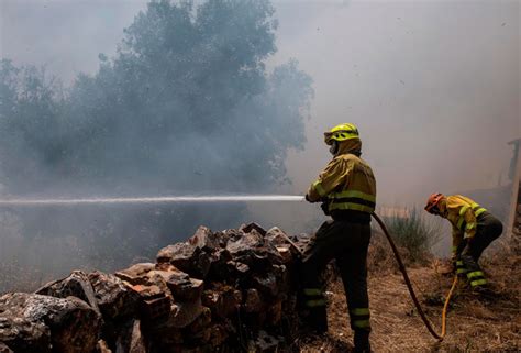 Los Grandes Incendios Evolucionan Favorablemente Tras Varios D As Y