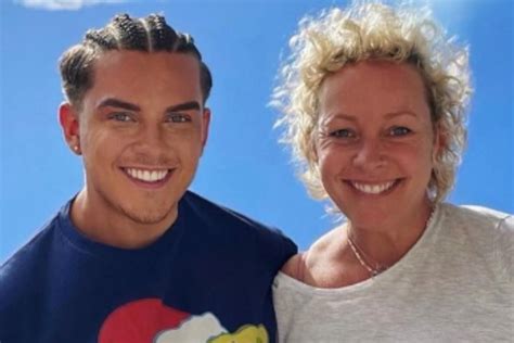 Twenty Tim Im Dschungelcamp Sex Gest Ndnis Am Lagerfeuer Das Sagt Mama Tina Zur Pikanten Beichte