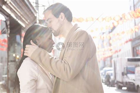 一对情侣站在街上男人亲女人的头高清图片下载 正版图片501861670 摄图网