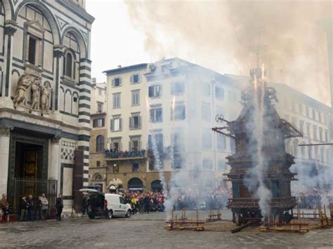 Scoppio Del Carro A Firenze Per Pasqua Volo Perfetto Della