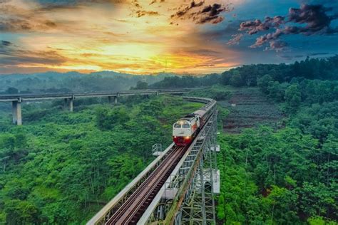 Jalur Kereta Api Terindah Di Indonesia Bisa Lihat Pegunungan Halaman