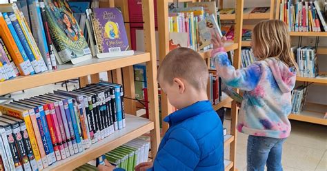 Neue Bücher für Schulbibliothek der Grundschule an der Lahnaue