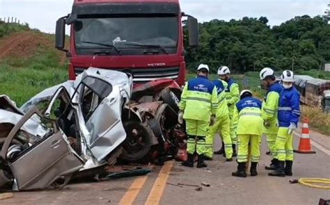 PRF confirma 3 mortos em gravíssimo acidente entre carretas e carros na