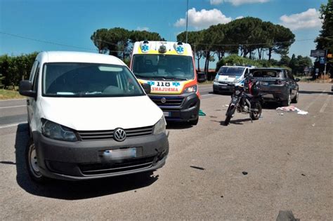 Russi Incidente Tra Auto E Moto 18 Enne Al Bufalini In Elicottero