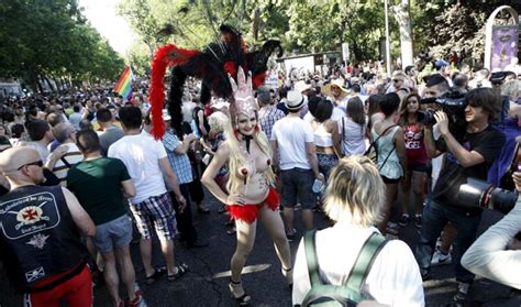 El Orgullo Gay Toma Madrid Con Tangas Y Calzoncillos De Color Rojo Madrid Elmundo Es