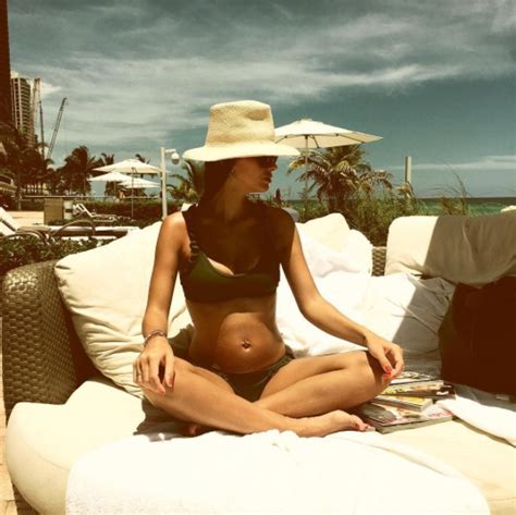 La China Su Rez Pos En Bikini Para Mostrar Su Pancita De Meses Espect Culo Argentino