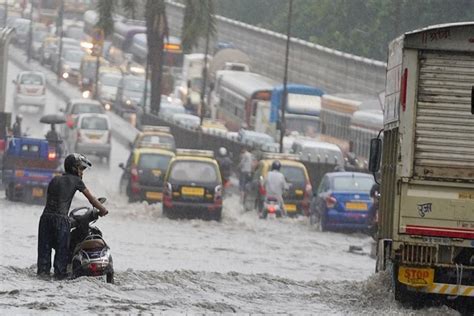 Heavy Rains Lash Mumbai Waterlogging Causes Traffic Snarls Dynamite News