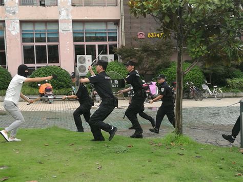 学校开展反恐防暴应急模拟演练 浙江农林大学