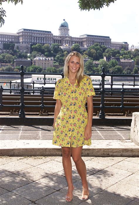 Photos De Fiona Babe Blonde Nue Exhibition En Lieu Public