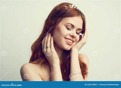 Pretty Woman Naked Shoulders Makeup Decoration Charm Stock Image Image Of Glamour Bride