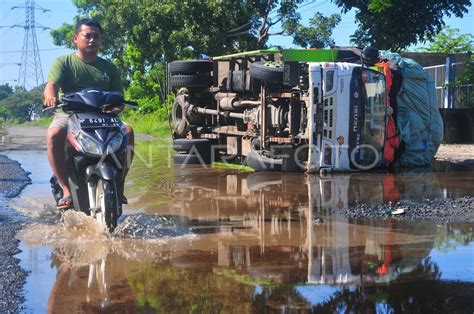 Kecelakaan Truk Akibat Jalan Rusak ANTARA Foto