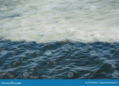 Vuil Oranje Water Uit Rioolleidingen Mengt Zich Met Rivierwater Stock