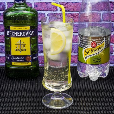Как пить Бехеровку (Becherovka): правила подачи и закуска